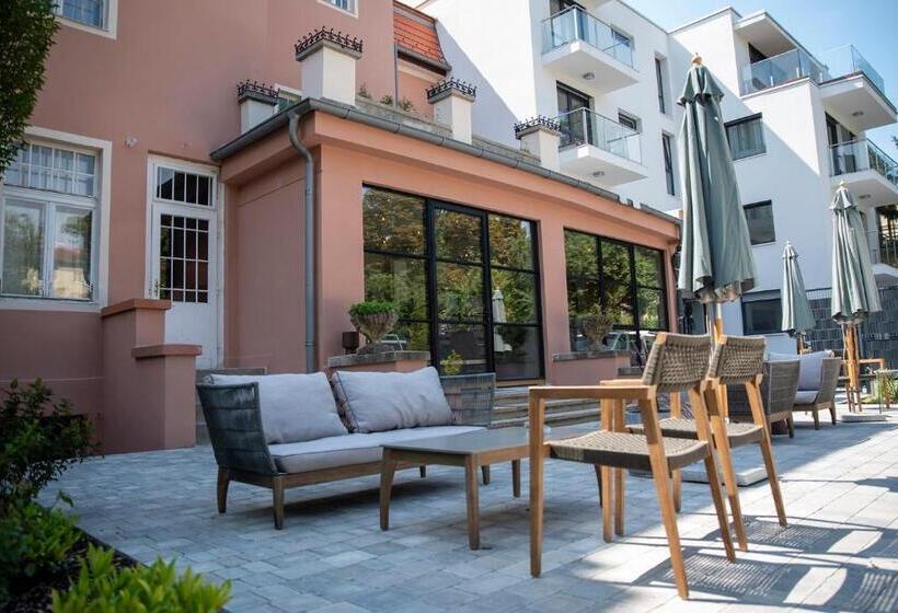 Bed and Breakfast Nest