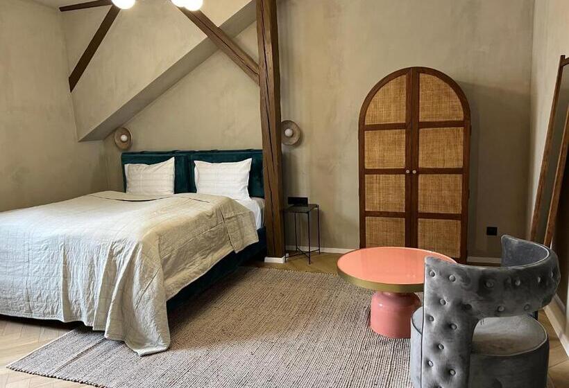 Bed and Breakfast Nest