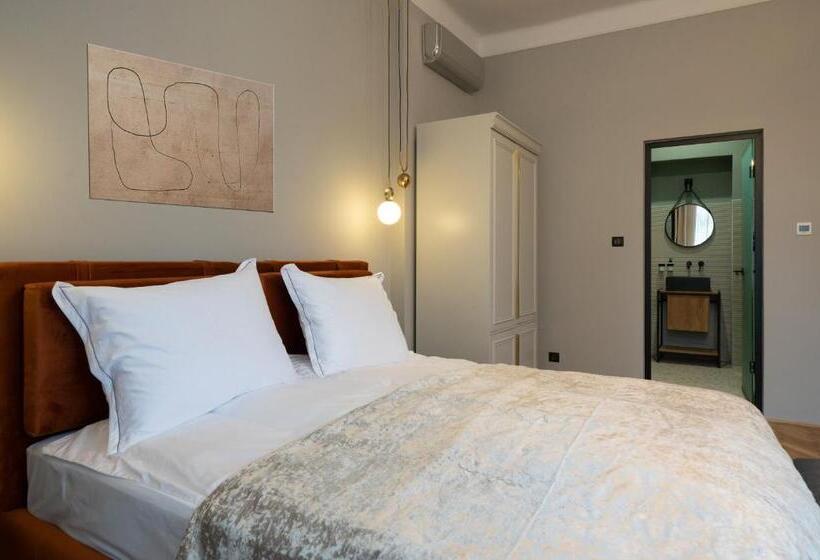 Bed and Breakfast Nest