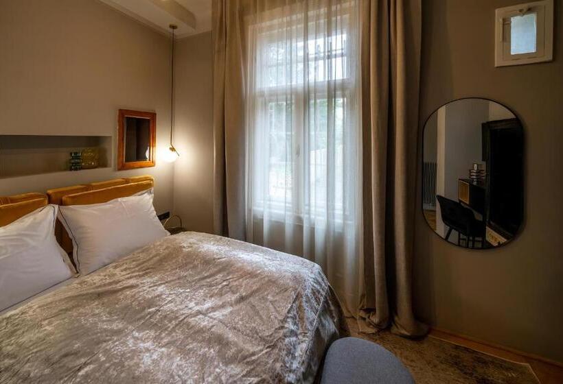 Bed and Breakfast Nest