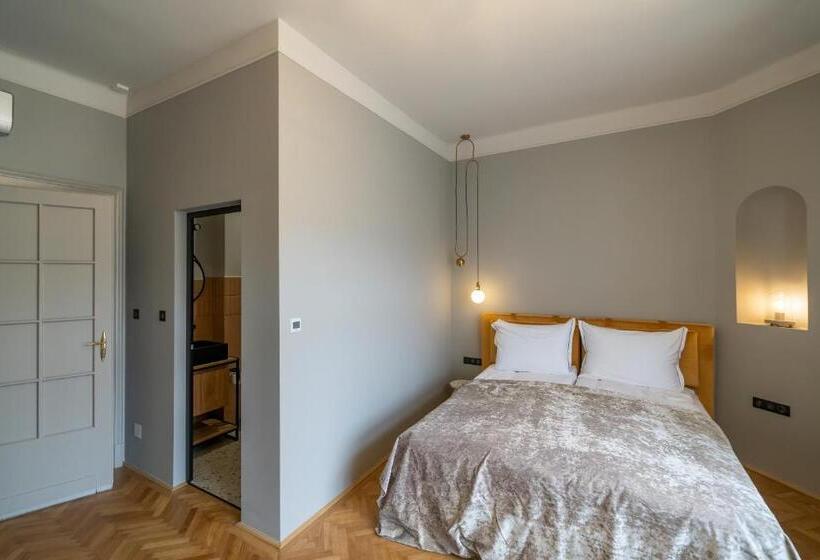 Bed and Breakfast Nest