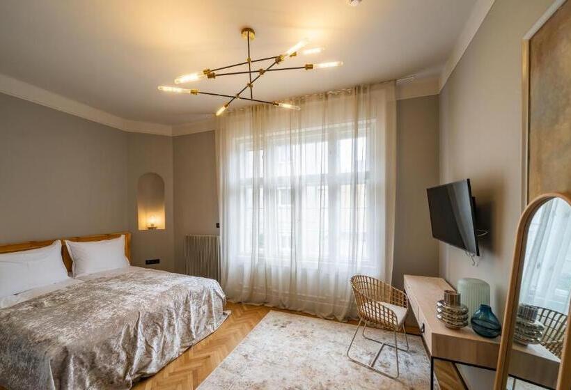 Bed and Breakfast Nest