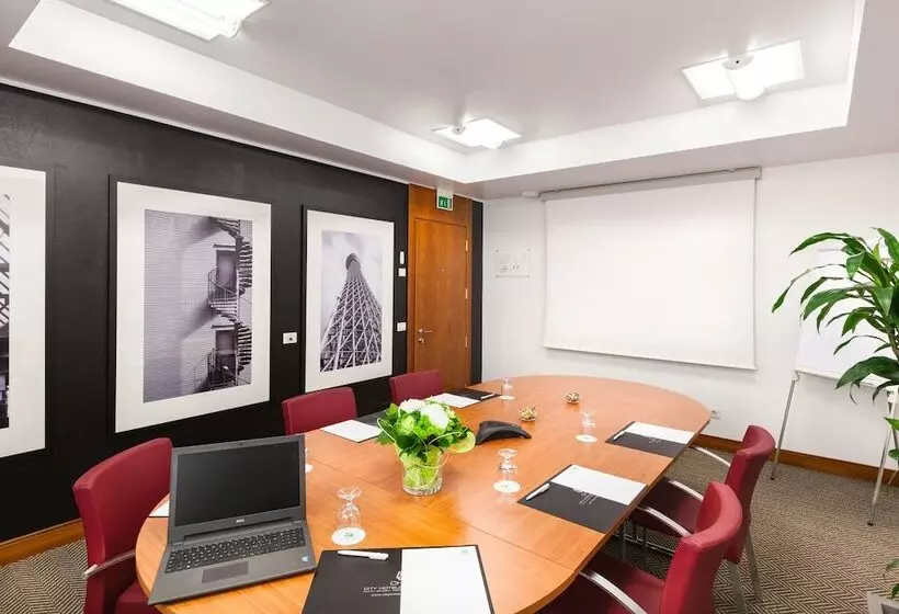 هتل Holiday Inn Milan Garibaldi Station, An Ihg