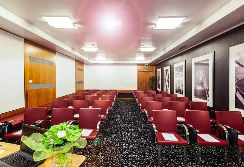 هتل Holiday Inn Milan Garibaldi Station, An Ihg