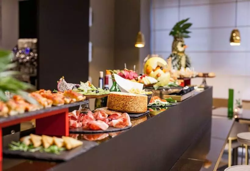 هتل Holiday Inn Milan Garibaldi Station, An Ihg