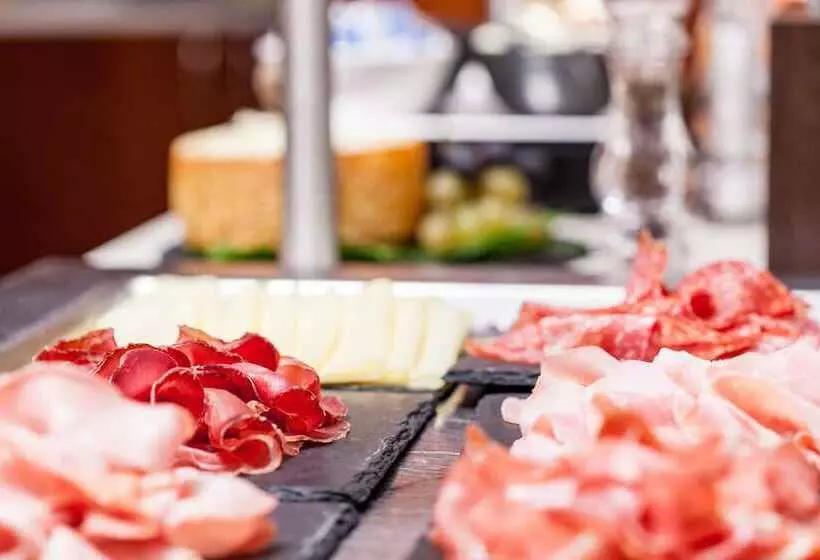 هتل Holiday Inn Milan Garibaldi Station, An Ihg