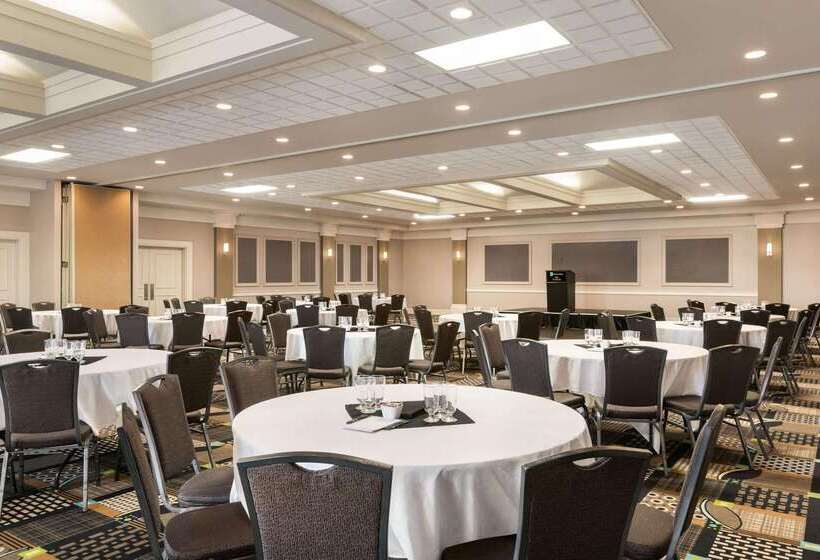 Royal Hotel Calgary, Trademark Collection By Wyndham