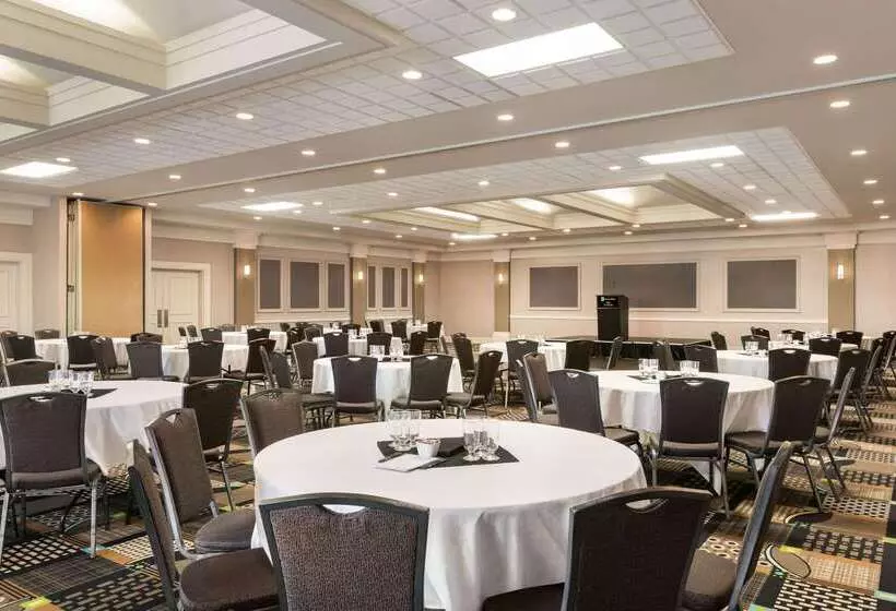 Royal Hotel Calgary, Trademark Collection By Wyndham