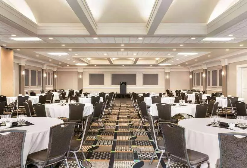 Royal Hotel Calgary, Trademark Collection By Wyndham