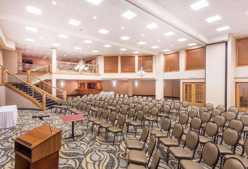 فندق Wyndham Garden Madison Fitchburg