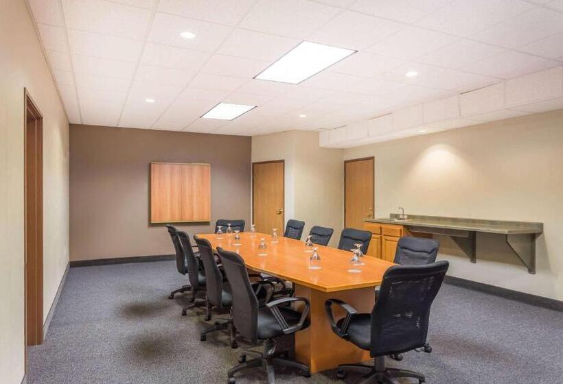 فندق Wyndham Garden Madison Fitchburg