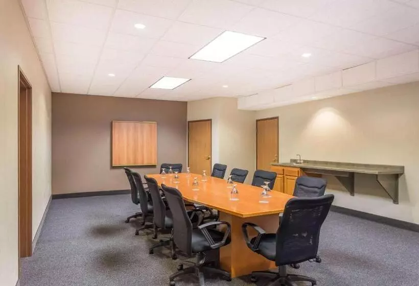 فندق Wyndham Garden Madison Fitchburg