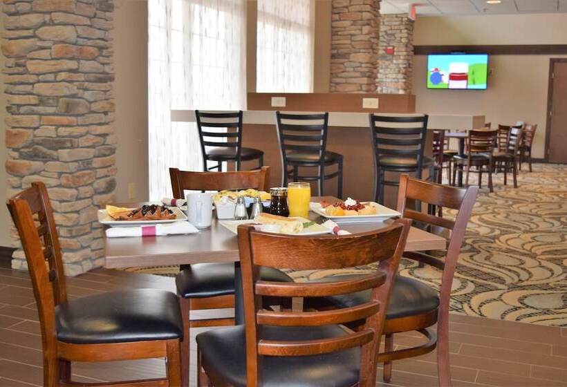 فندق Wyndham Garden Madison Fitchburg