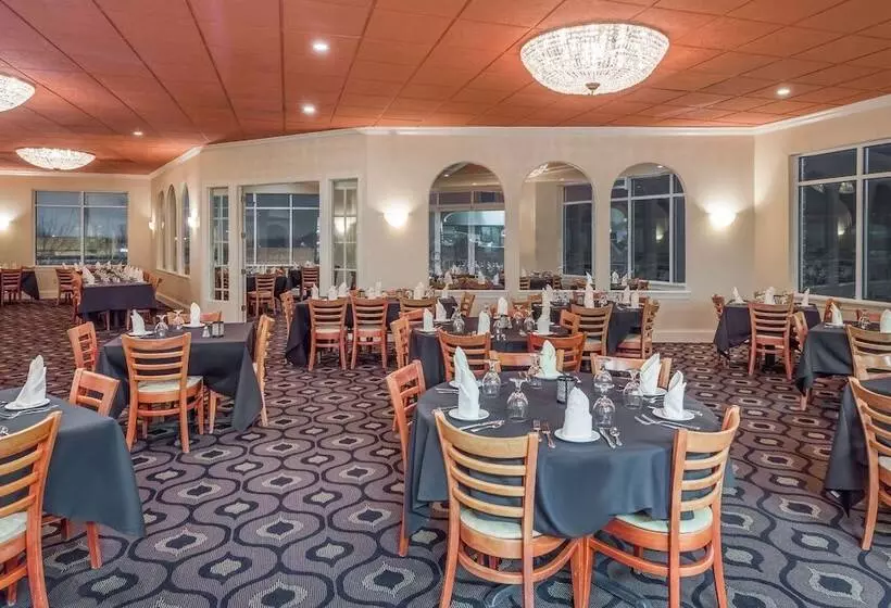 فندق Wyndham Garden Madison Fitchburg