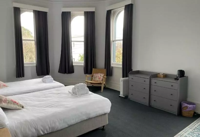 هاستل College Lawn