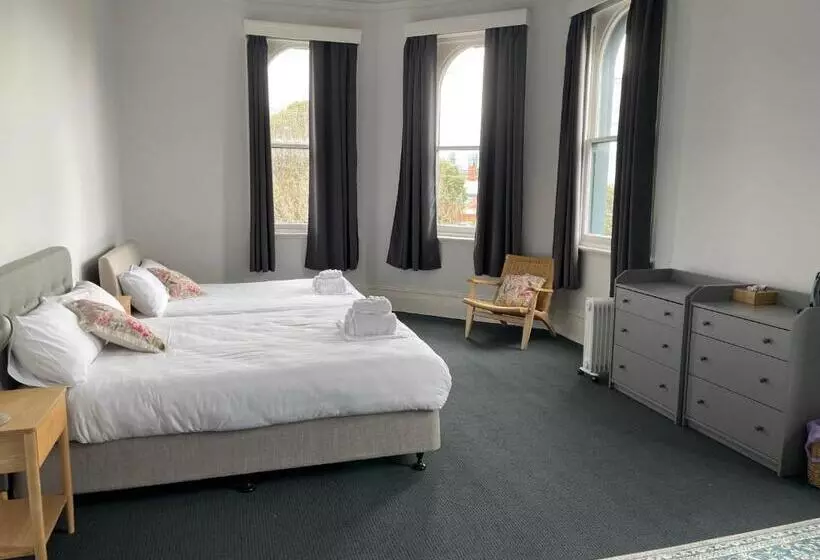 هاستل College Lawn