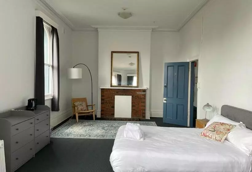 هاستل College Lawn