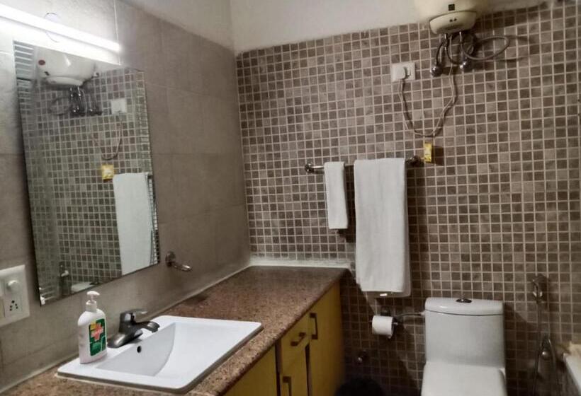 ホテル Studio Serviced Apartments Near Fortis Hospital