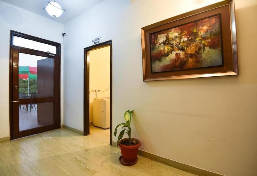 ホテル Studio Serviced Apartments Near Fortis Hospital