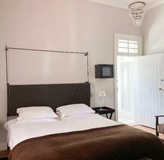 Majatalo Ebony Lodge