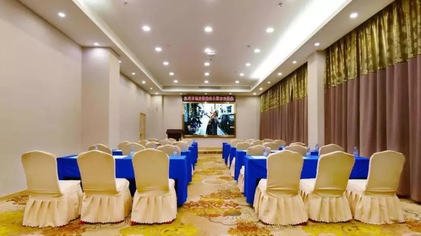 Kyriad Marvelous Hotel Yiyang Xiufeng Park