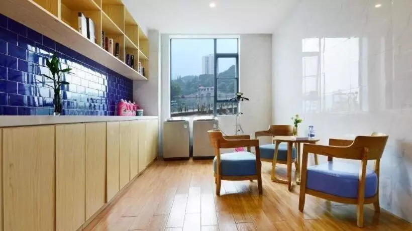 Kyriad Marvelous Hotel Yiyang Xiufeng Park