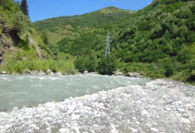 تختخواب و صبحانه Raul Lushnu Darbaz