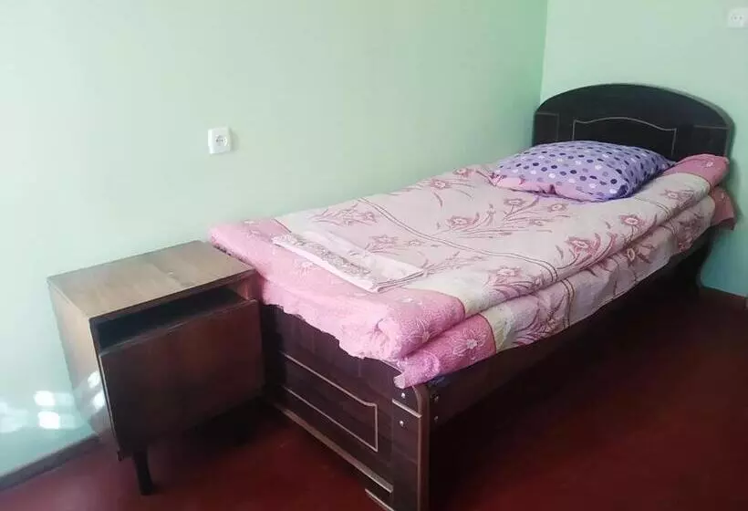 تختخواب و صبحانه Raul Lushnu Darbaz