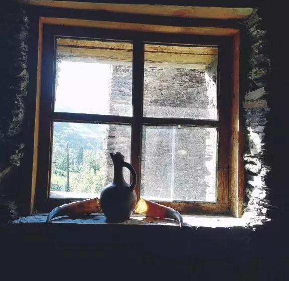 تختخواب و صبحانه Raul Lushnu Darbaz