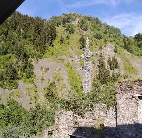 تختخواب و صبحانه Raul Lushnu Darbaz