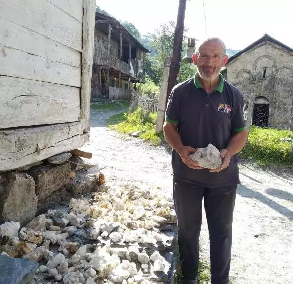 تختخواب و صبحانه Raul Lushnu Darbaz