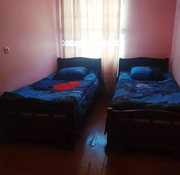 تختخواب و صبحانه Raul Lushnu Darbaz