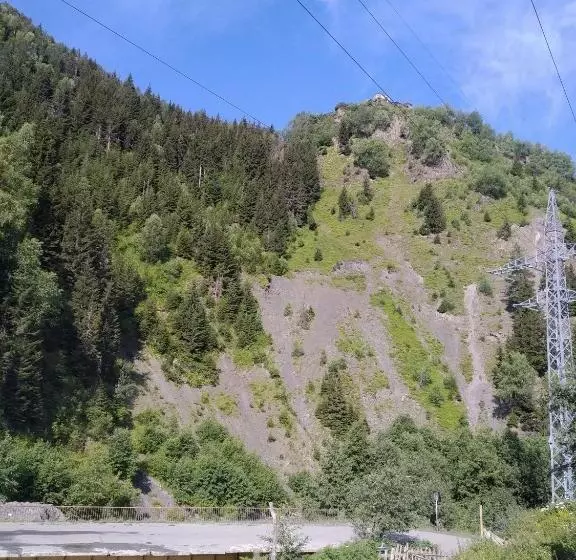 تختخواب و صبحانه Raul Lushnu Darbaz