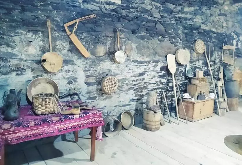 تختخواب و صبحانه Raul Lushnu Darbaz