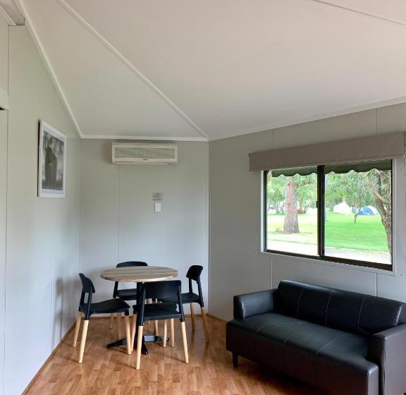 פנסיון Pine Country Caravan Park