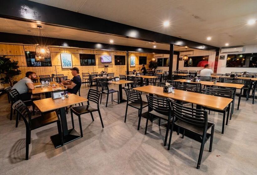 Мотель Oasis Newman