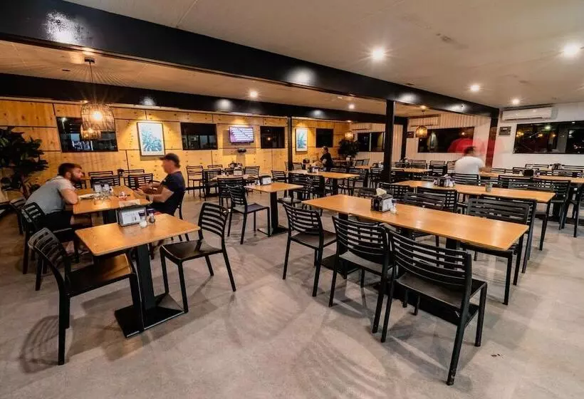 مُتل Oasis Newman