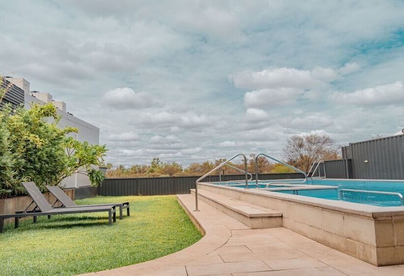 Мотель Oasis Newman