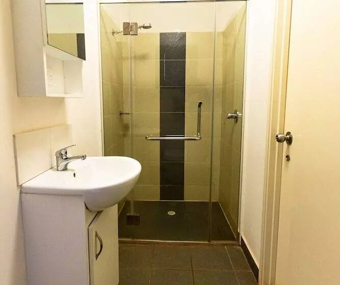 مُتل Oasis Newman