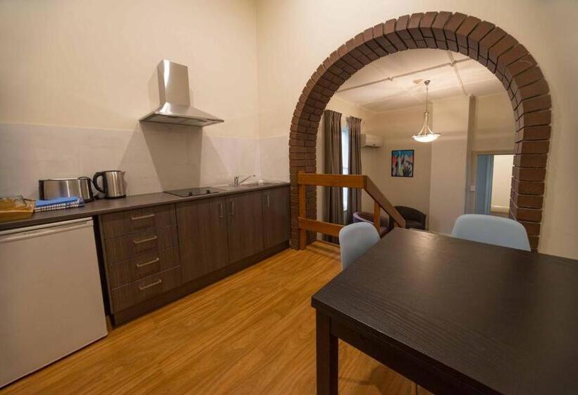 汽车旅馆  The Mile End