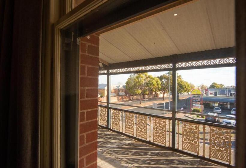 汽车旅馆  The Mile End