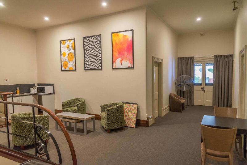 汽车旅馆  The Mile End