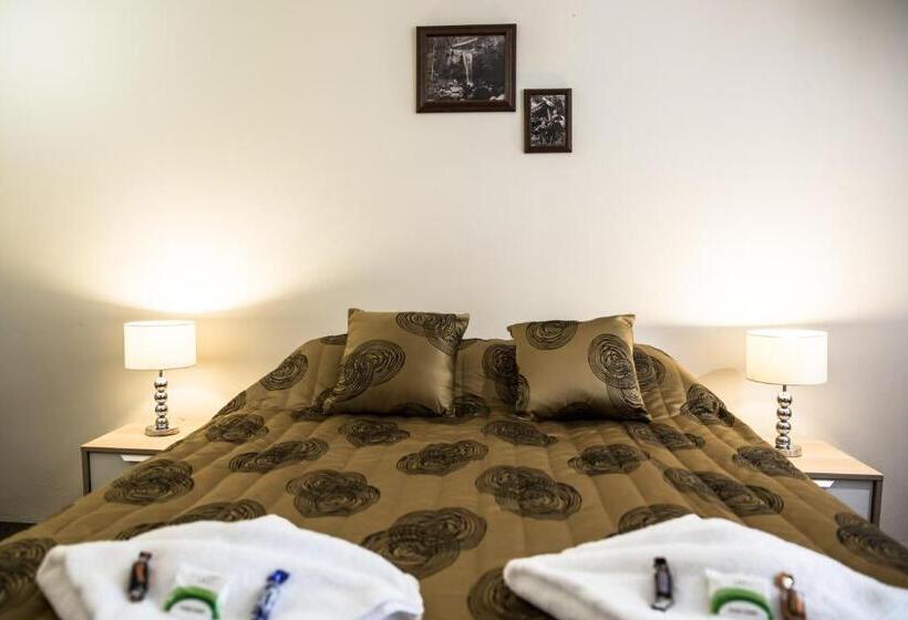 Tall Trees Motel Mountain Retreat