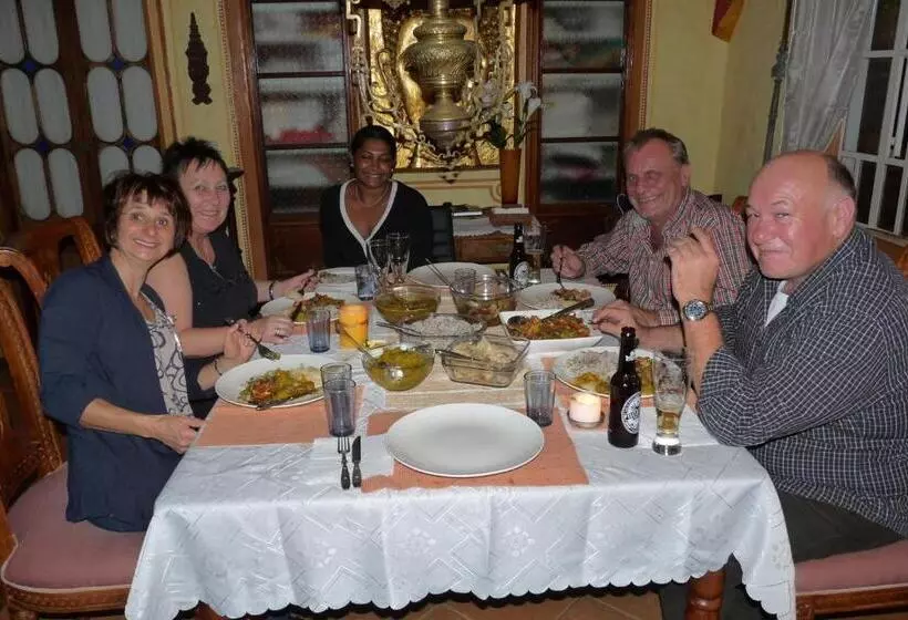 تختخواب و صبحانه La Reine Creole