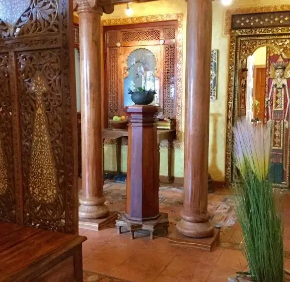 تختخواب و صبحانه La Reine Creole
