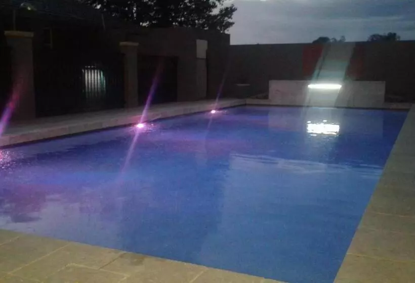 Motelli Bathurst Gold Panner