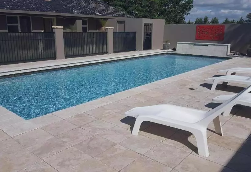 Motelli Bathurst Gold Panner