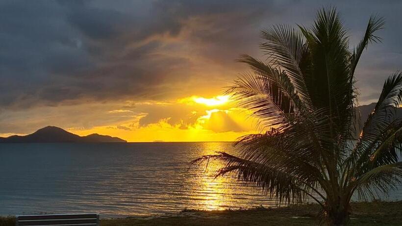 Cardwell Beachfront Motel