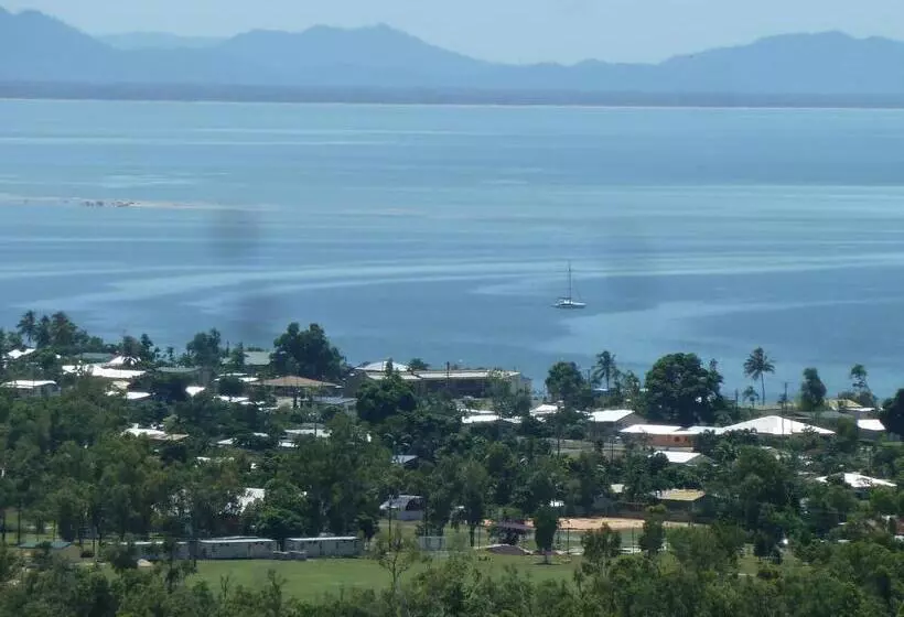 Cardwell Beachfront Motel