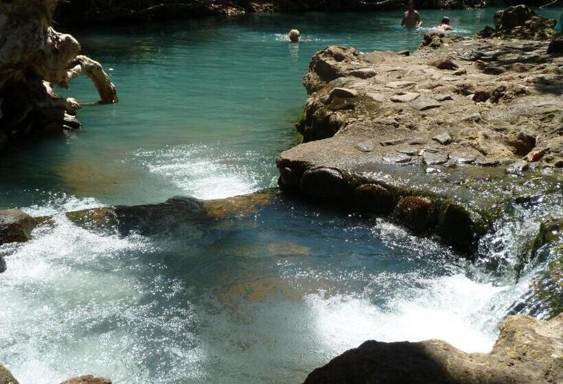 Cardwell Beachfront Motel